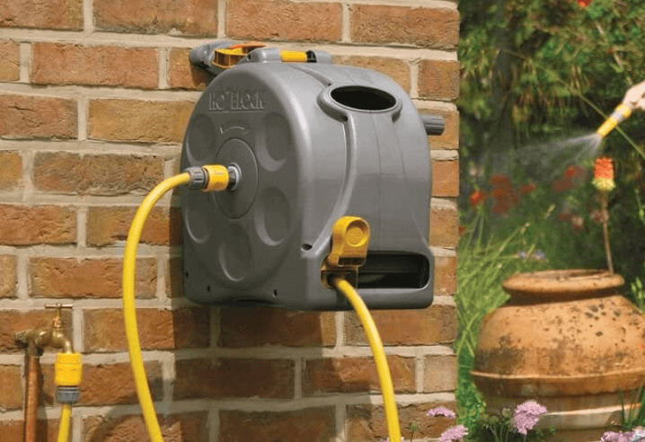 The benefits of fitting a wall mounted hose reel in your garden