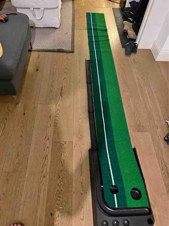 Golf putting mat for indoor use