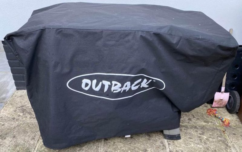 Large Barbecue Cover，BBQ Cover BBQ Waterproof Cover Heavy Duty Gas Grill Cover 145 x 61 x 117 cm Include a Stainless Steel Grill Brush 