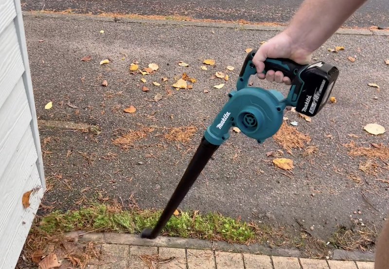 https://www.gardentoolbox.co.uk/wp-content/uploads/2022/12/Me-testing-the-Makita-cordless-leaf-blower.jpg